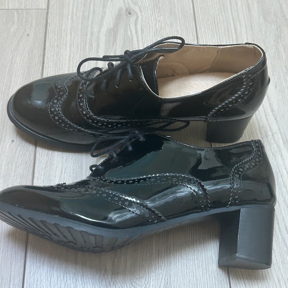 Lace Up Mid Heels
Patent Leather Oxfords for women size euro 41/11? US see under - Picture 3 of 6